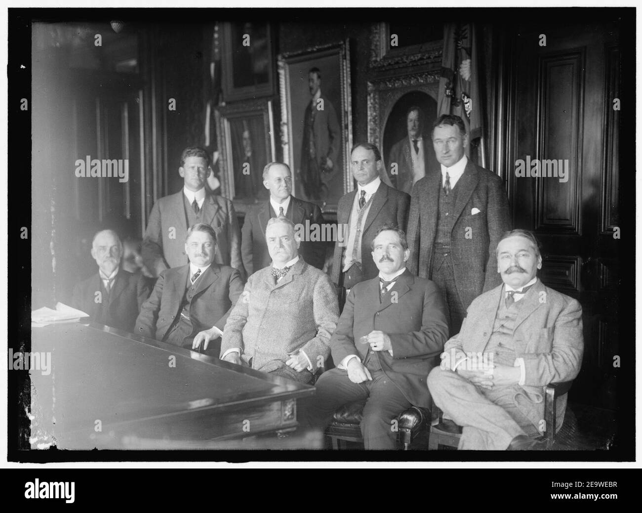 NAT. COMMUNICATION CONSULTATIVE POUR L'AÉRONAUTIQUE. CAPT. DE RANGÉE ARRIÈRE H.C. RICHARDSON, CONSTRUCTION NAVALE; PROF. JOHN F. HAYFORD; SMA. MARK BRISTOL ; COL. SAMUEL REBER. AVANT - PROF. WILLIAM F. DURAND; DR. Banque D'Images