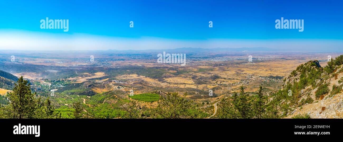 Vue aérienne de Nicosie/Lefkosa depuis le château de Buffavento à Chypre Banque D'Images