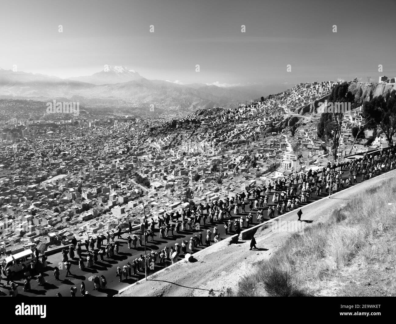 Manifestation dans les paysages de la Paz, Bolivie. Image en noir et blanc Banque D'Images