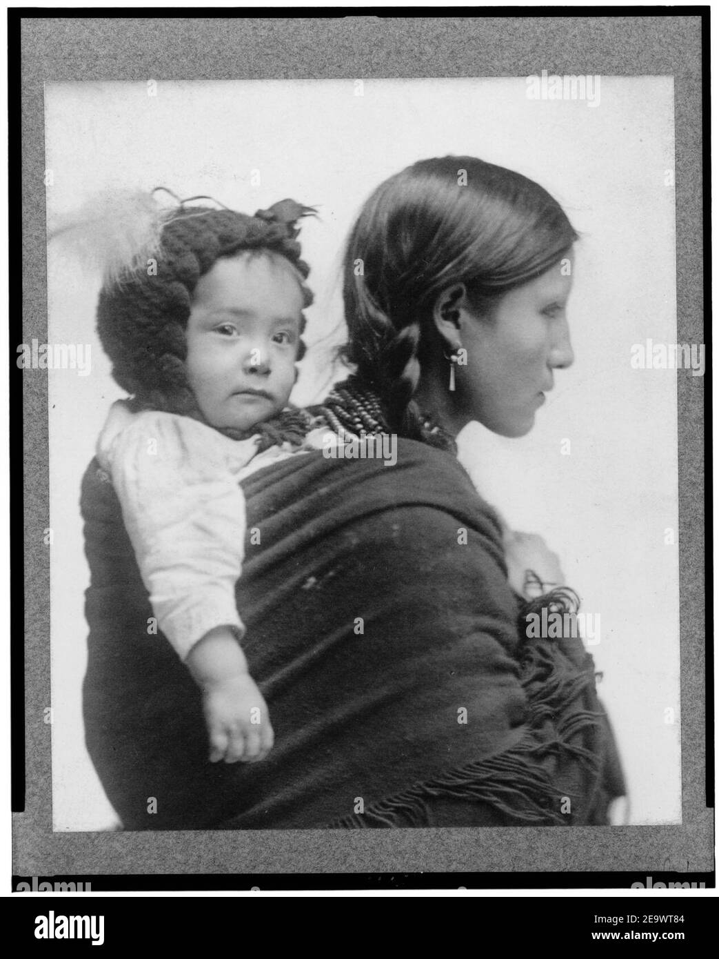 Femme amérindienne de la région des Plaines, portrait en demi-longueur, face à droite, avec bébé sur son dos) - Beach, N.Y Banque D'Images