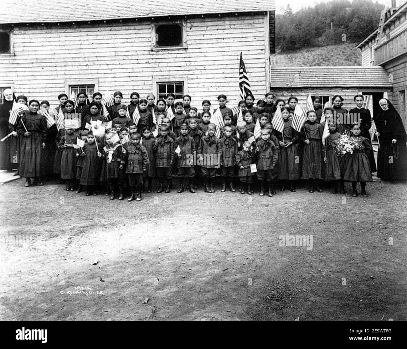 Enfants autochtones en uniforme d'école portant des drapeaux américains, Sainte-Croix, Alaska Banque D'Images