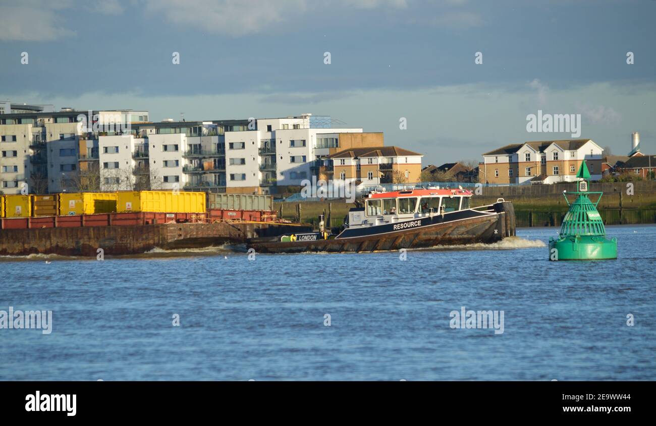 Cory Riverside Energy TUG Resource en direction de la Thames In Barges de remorquage à Londres Banque D'Images