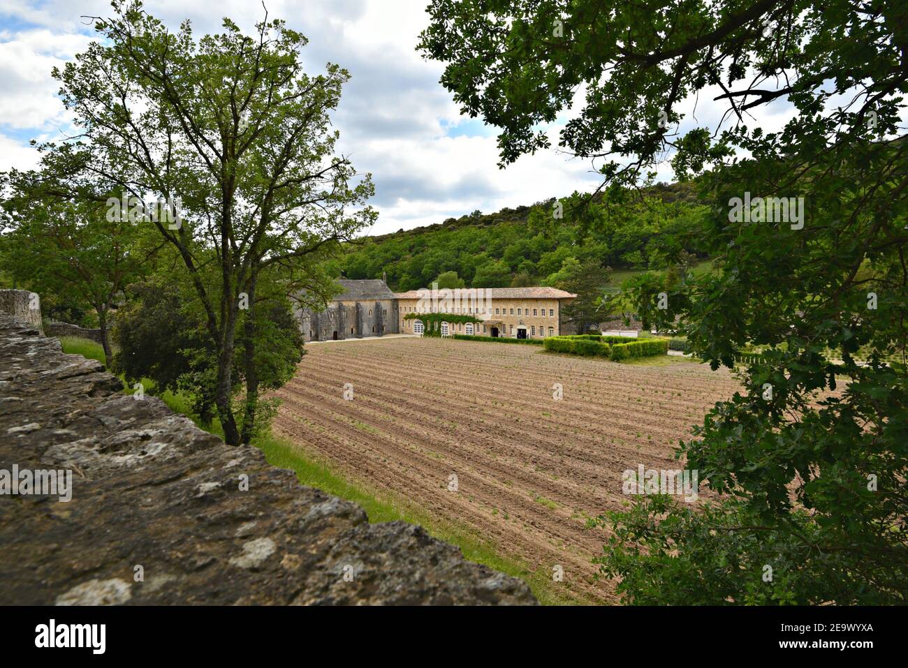 Vue panoramique sur l'abbaye de Sénanque et ses environs, communauté cistercienne proche du village historique de Gordes dans le Vaucluse Provence France. Banque D'Images