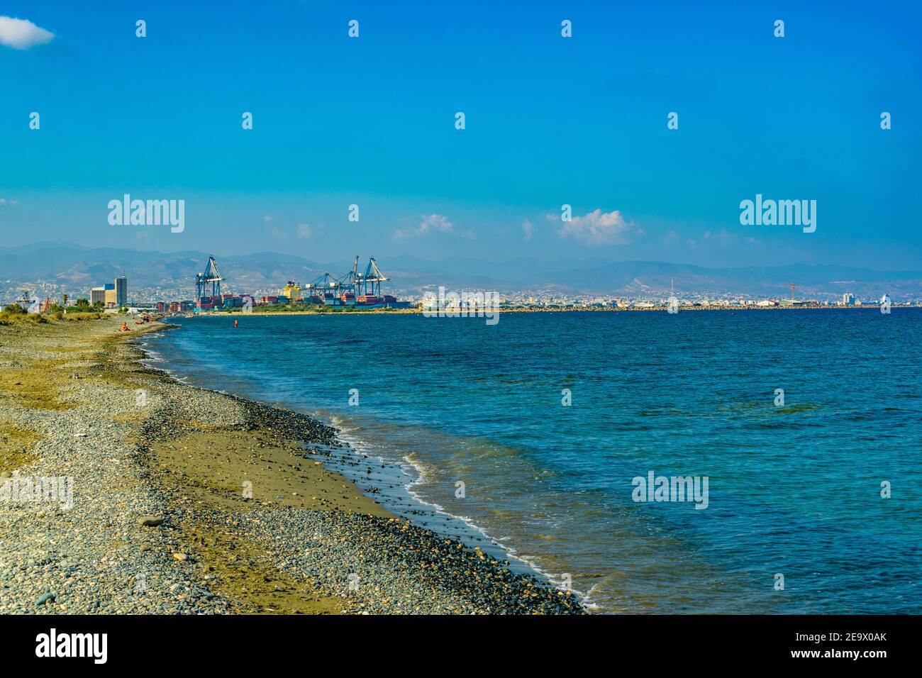 Limassol vu derrière les personnes qui nagent sur la plage de Lady's Mile chypre Banque D'Images