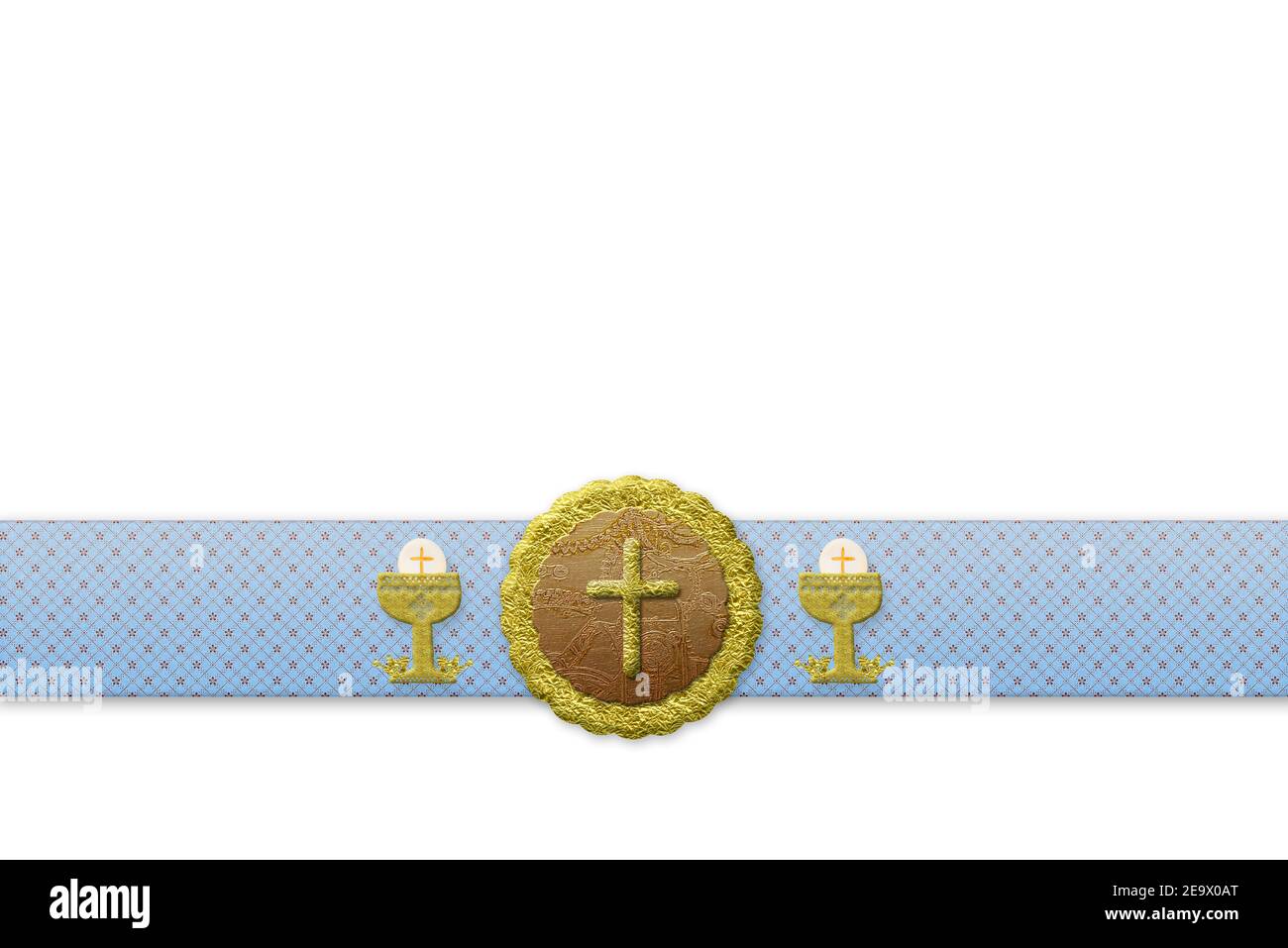 Première communion invitations cartes arrière-plans. Crucifix et calice dorés scintillants sur un morceau de tissu isolé sur fond blanc Banque D'Images