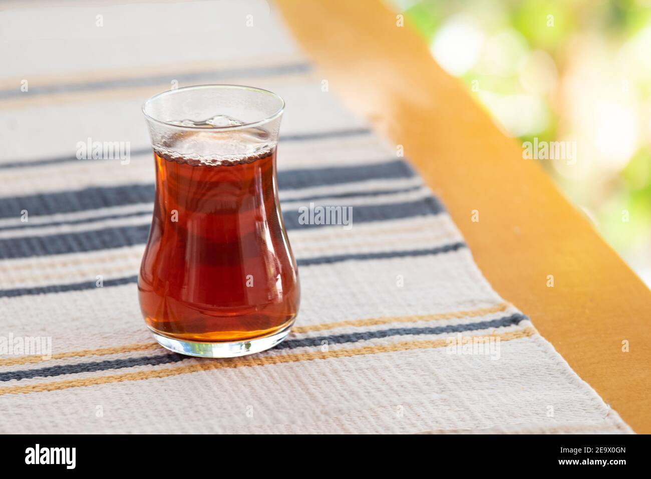 Le thé (Cay en turc) est plus populaire que le café en Turquie. Banque D'Images