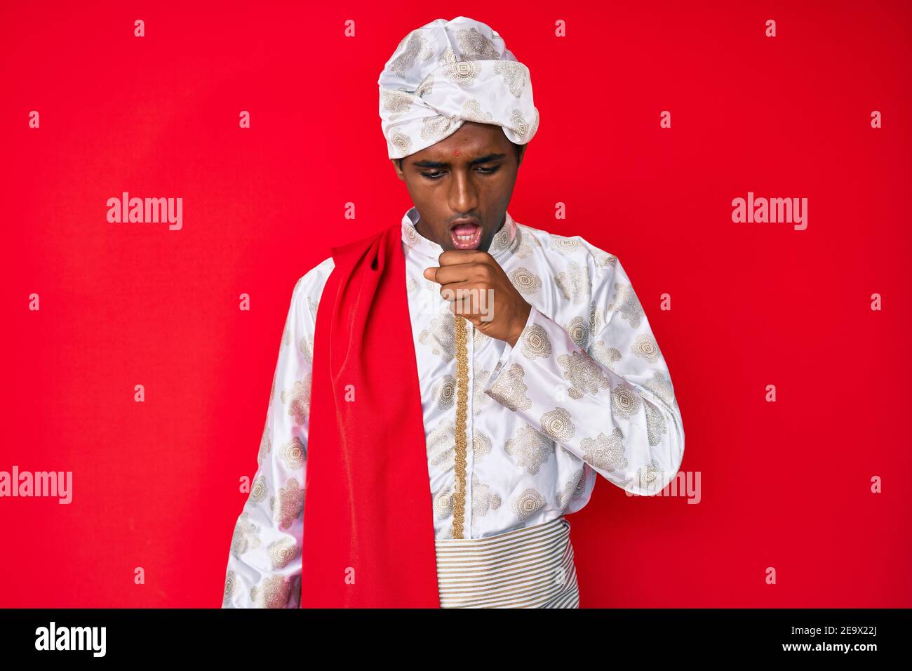 Beau homme indien portant des vêtements de saree de sherwani de ...