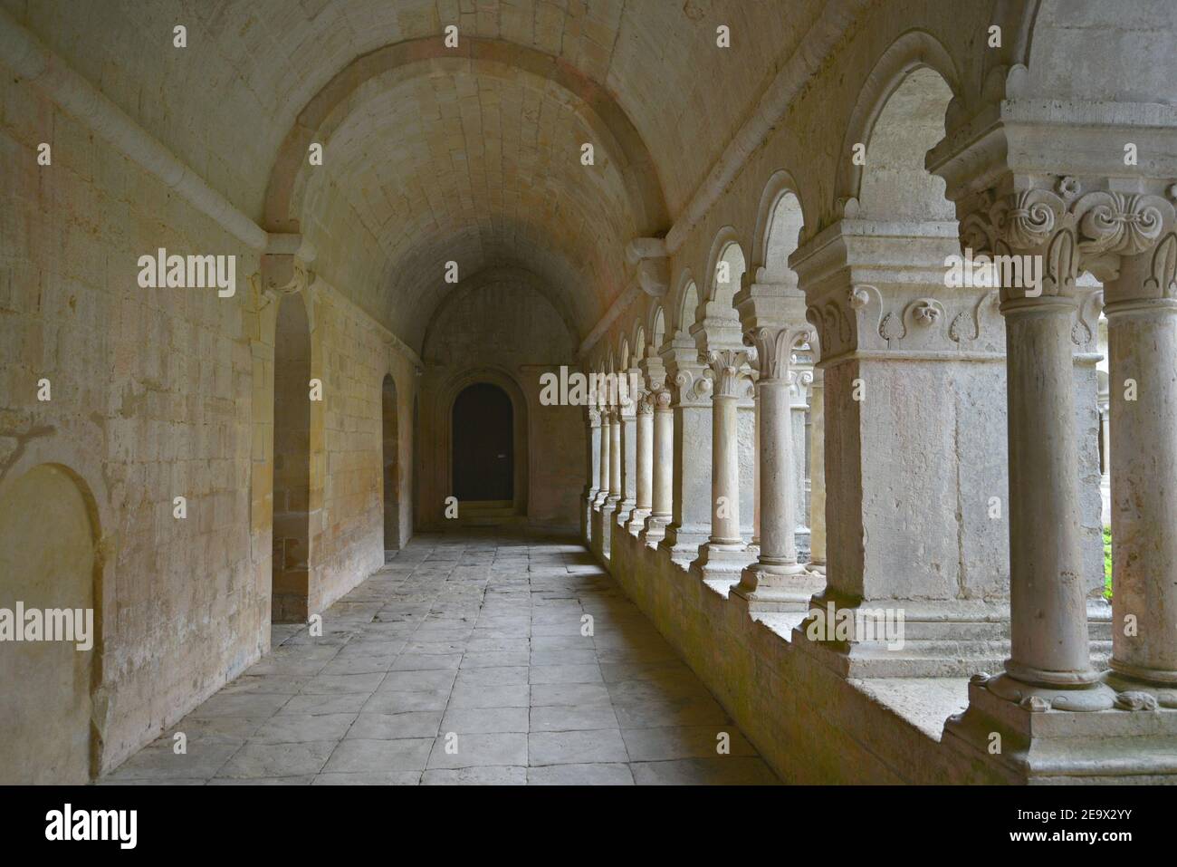 Style roman cloître intérieur vue sur l'abbaye de Sénanque une communauté cistercienne près du village historique de Gordes dans le Vaucluse Provence France. Banque D'Images