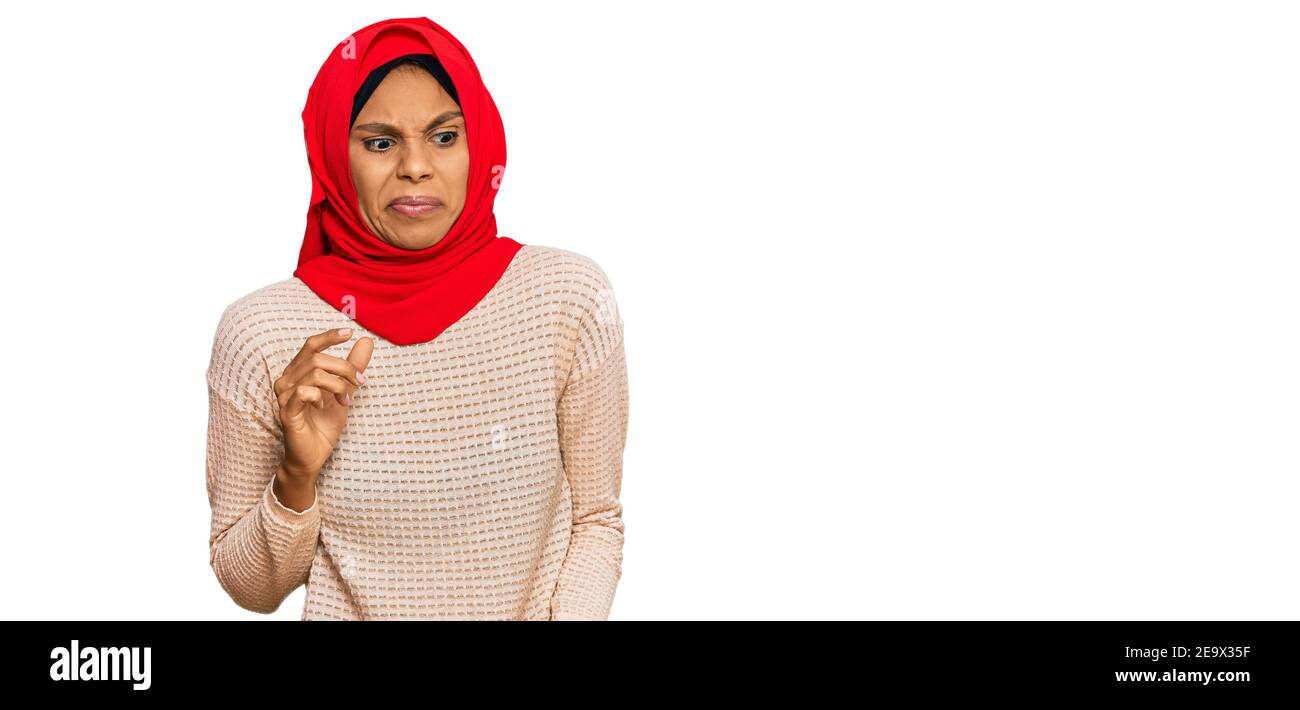 La jeune femme afro-américaine portant le foulard islamique traditionnel du  hijab a dégoûté son expression, mécontente et craintive le dégoût du visage  parce qu'elle est aversion Photo Stock - Alamy