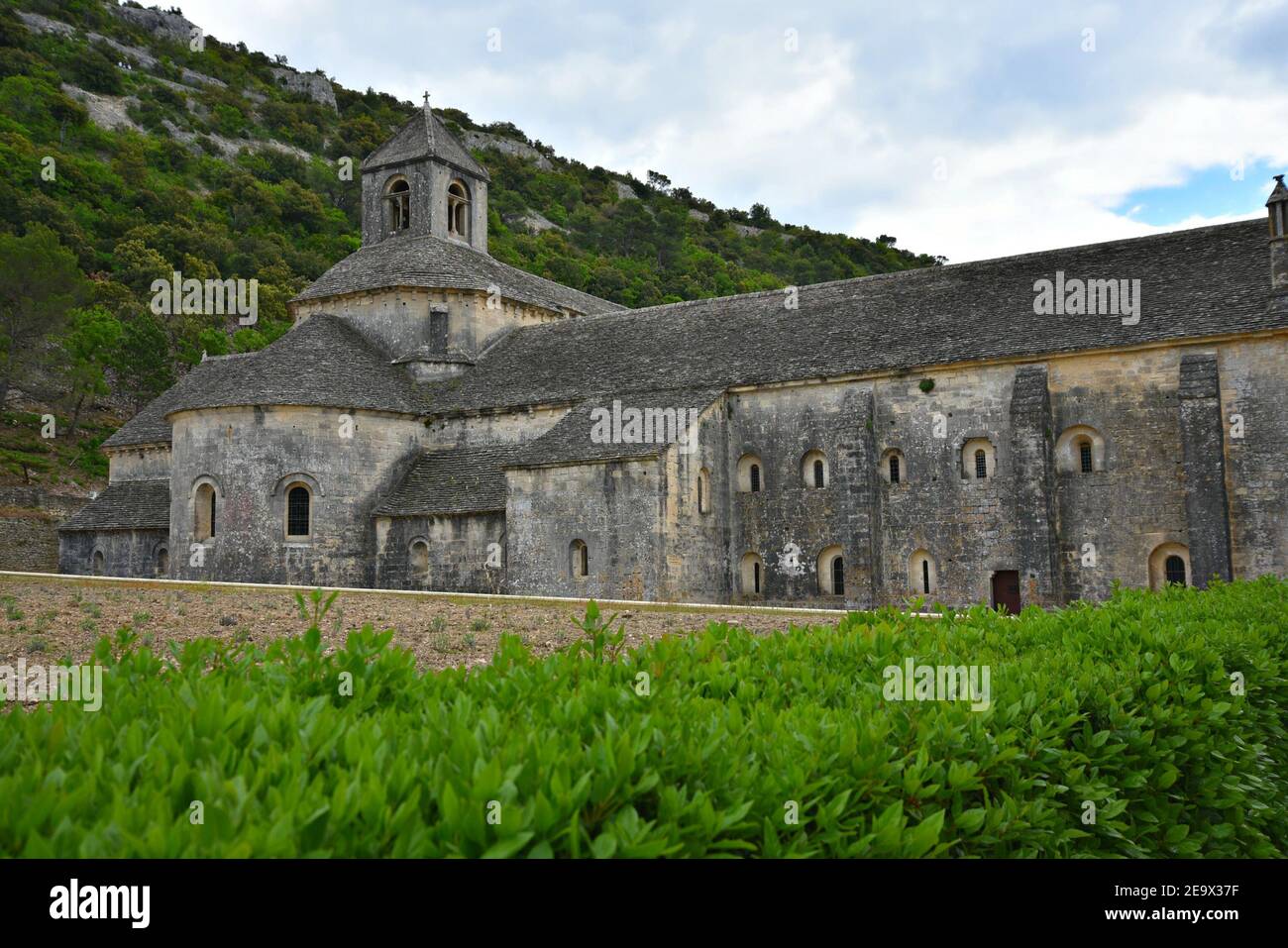 Vue panoramique sur l'abbaye de Sénanque et ses environs, communauté cistercienne proche du village historique de Gordes dans le Vaucluse Provence France. Banque D'Images