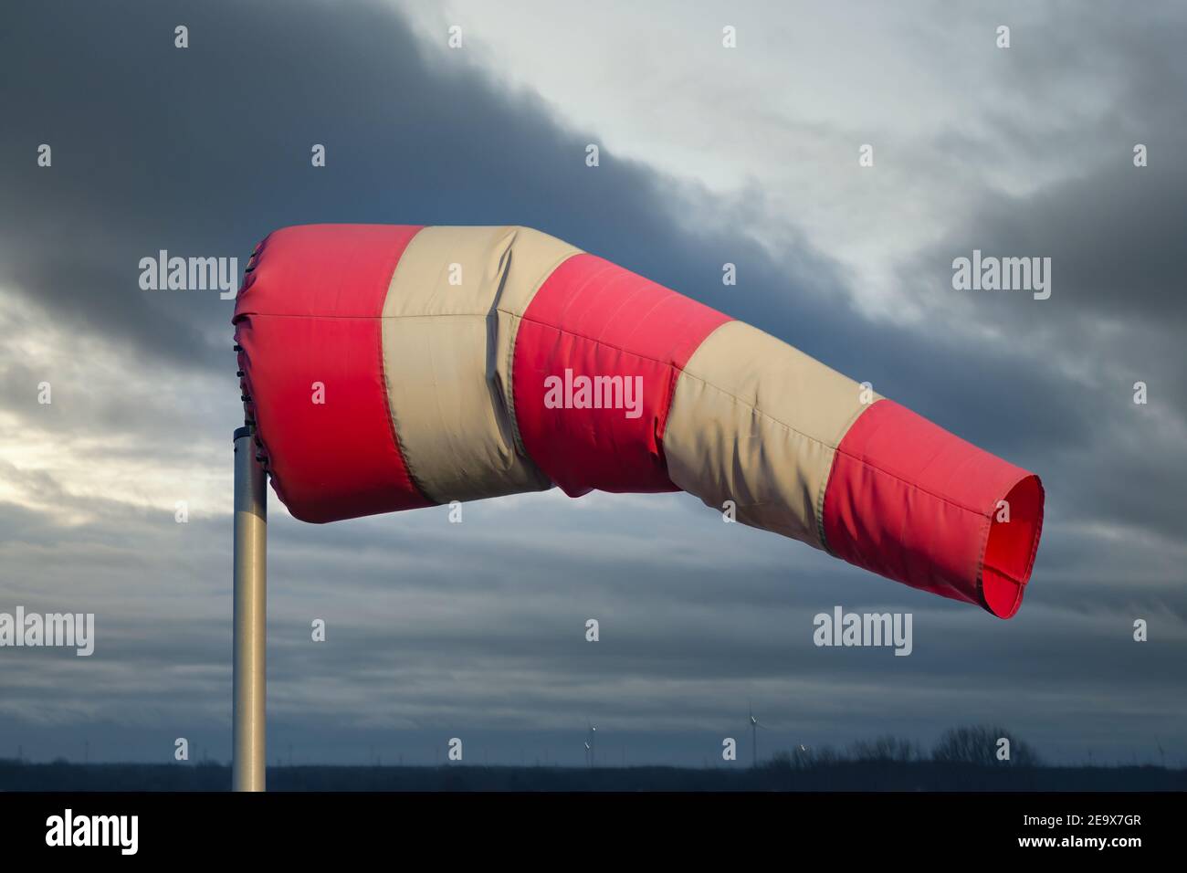 Une chaussette à vent dans la campagne hollandaise avec vent violent et ciel orageux Banque D'Images