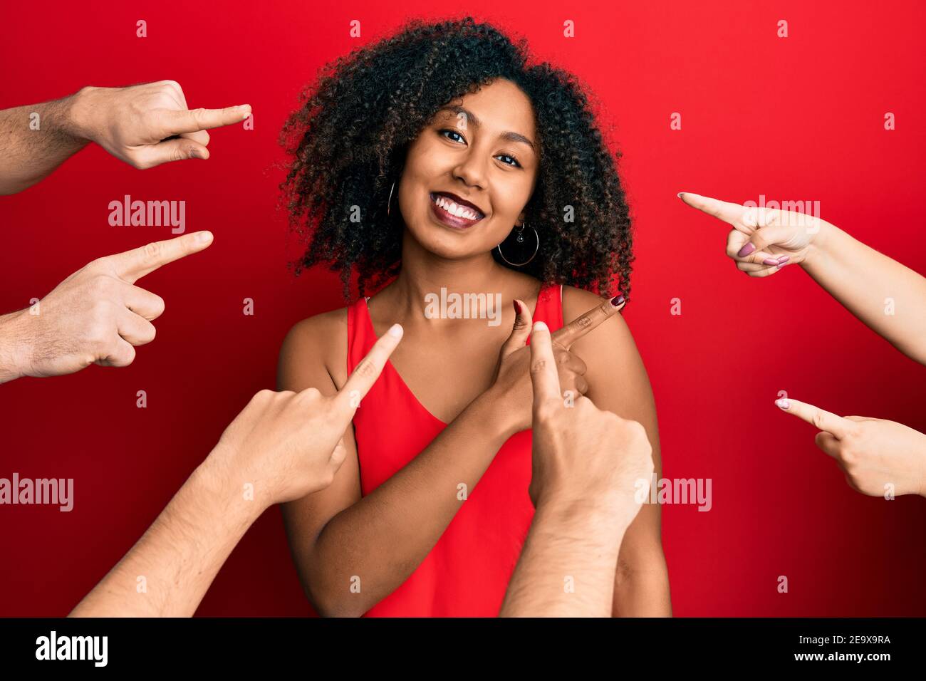 Belle femme afro-américaine avec cheveux afro-américains avec les doigts autour se pointer vers elle-même sourire joyeux pointer avec la main et le doigt sur le côté Banque D'Images