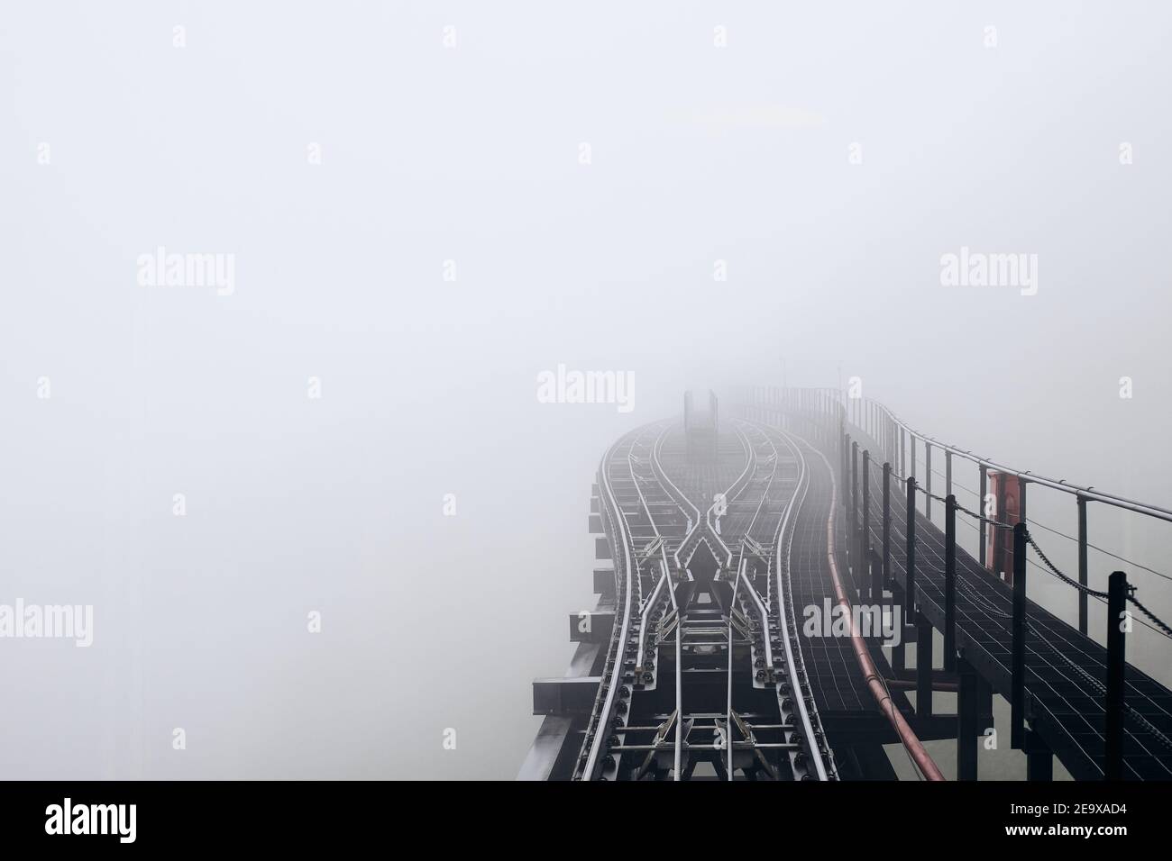 Jonction dans un brouillard épais. Vue du train de chemin de fer de montagne élevé de sa Pa à la station de téléphérique à Fansipan, Vietnam Banque D'Images