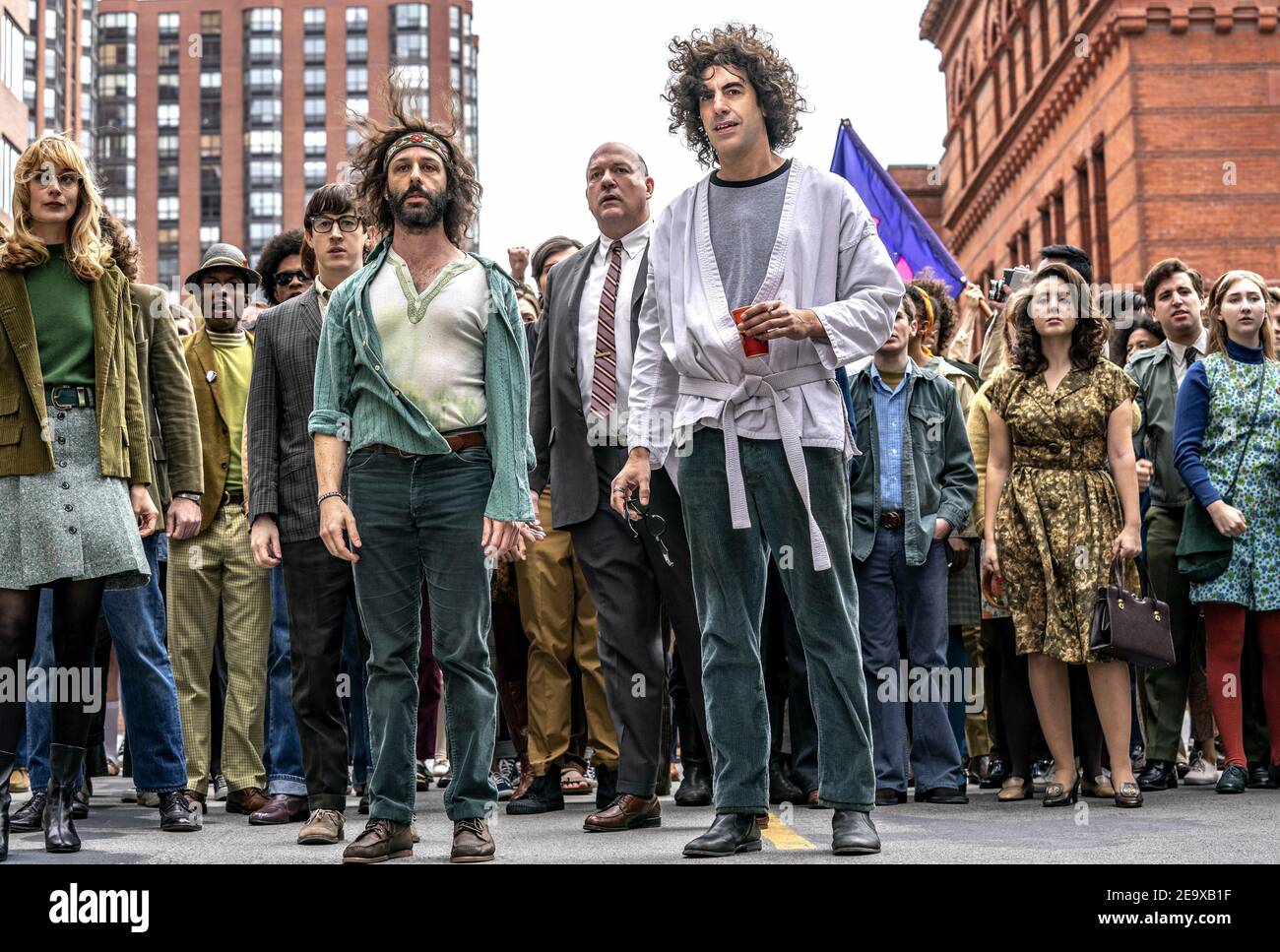 SACHA BARON COHEN, JOHN CARROLL LYNCH, CAITLIN FITZGERALD ET JEREMY STRONG DANS LE PROCÈS DU CHICAGO 7 (2020), DIRIGÉ PAR AARON SORKIN. Crédit : PHOTOS / Album DREAMWORKS Banque D'Images