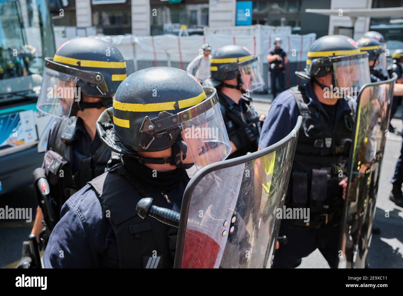 PARIS, FRANCE - 29 JUIN 2019 : la police anti-émeute du CRS contrôle la foule lors de la 33ème manifestation Gilets Juanes (gilet jaune) à Paris. Banque D'Images