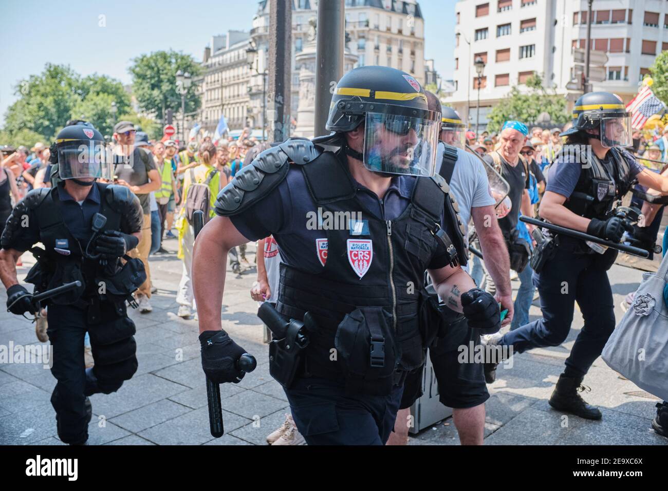 PARIS, FRANCE - 29 JUIN 2019 : la police anti-émeute du CRS contrôle la foule lors de la 33ème manifestation Gilets Juanes (gilet jaune) à Paris. Banque D'Images