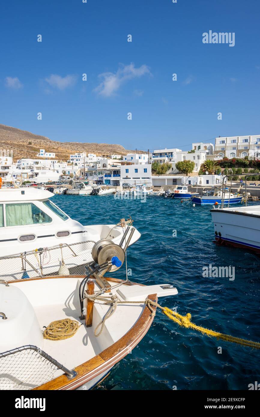 Karavostasi, le port de Folegandros, avec ses maisons blanchies à la chaux et ses bateaux de pêche aux couleurs pastel. Cyclades, Grèce Banque D'Images