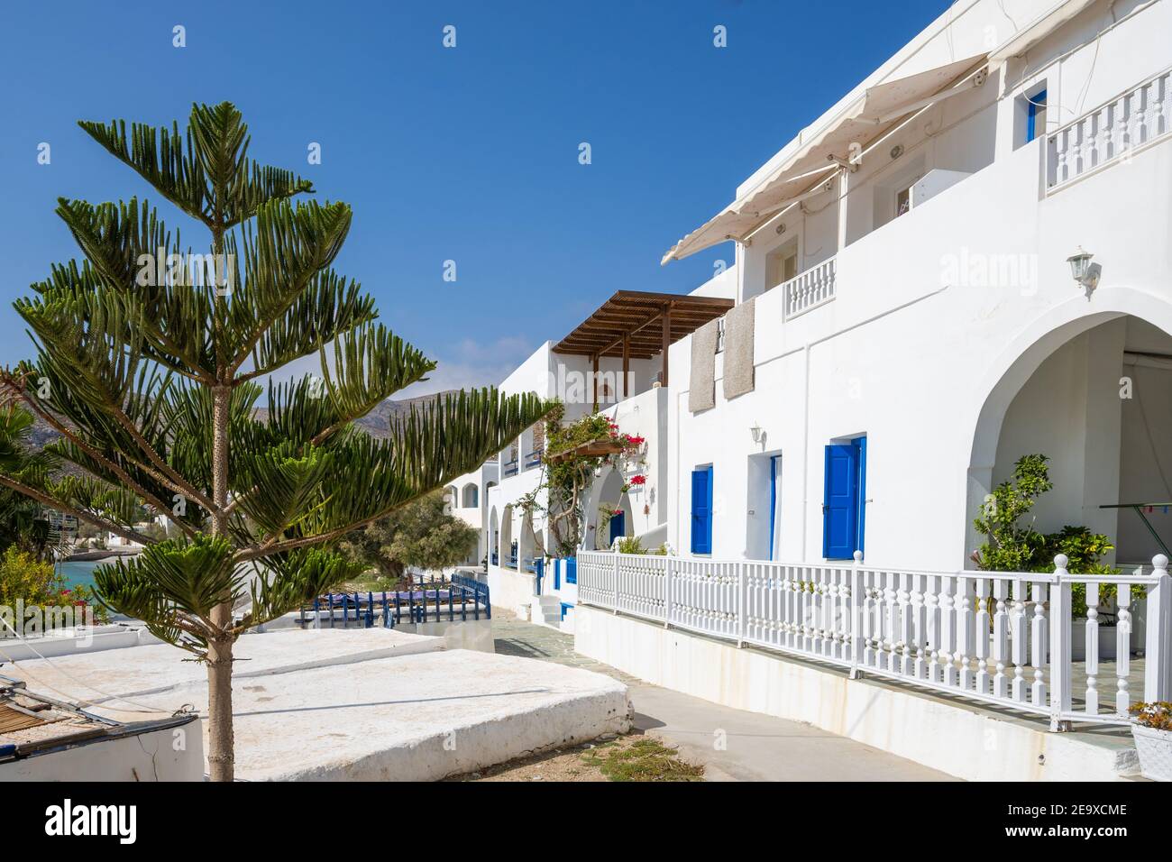 Architecture grecque typique blanchie à la chaux sur l'île de Folegandros. Cyclades, Grèce Banque D'Images