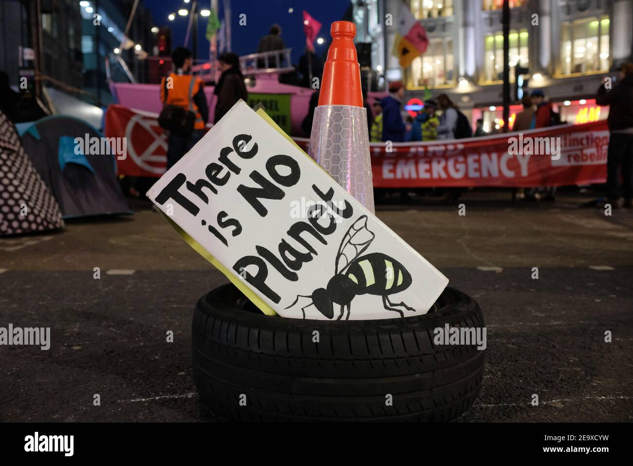 LONDRES - AVRIL 2019 : écriteau « il n'y a pas d'abeille de planète ». Fait partie du mouvement de rébellion d'extinction sur Oxford Circus. Banque D'Images