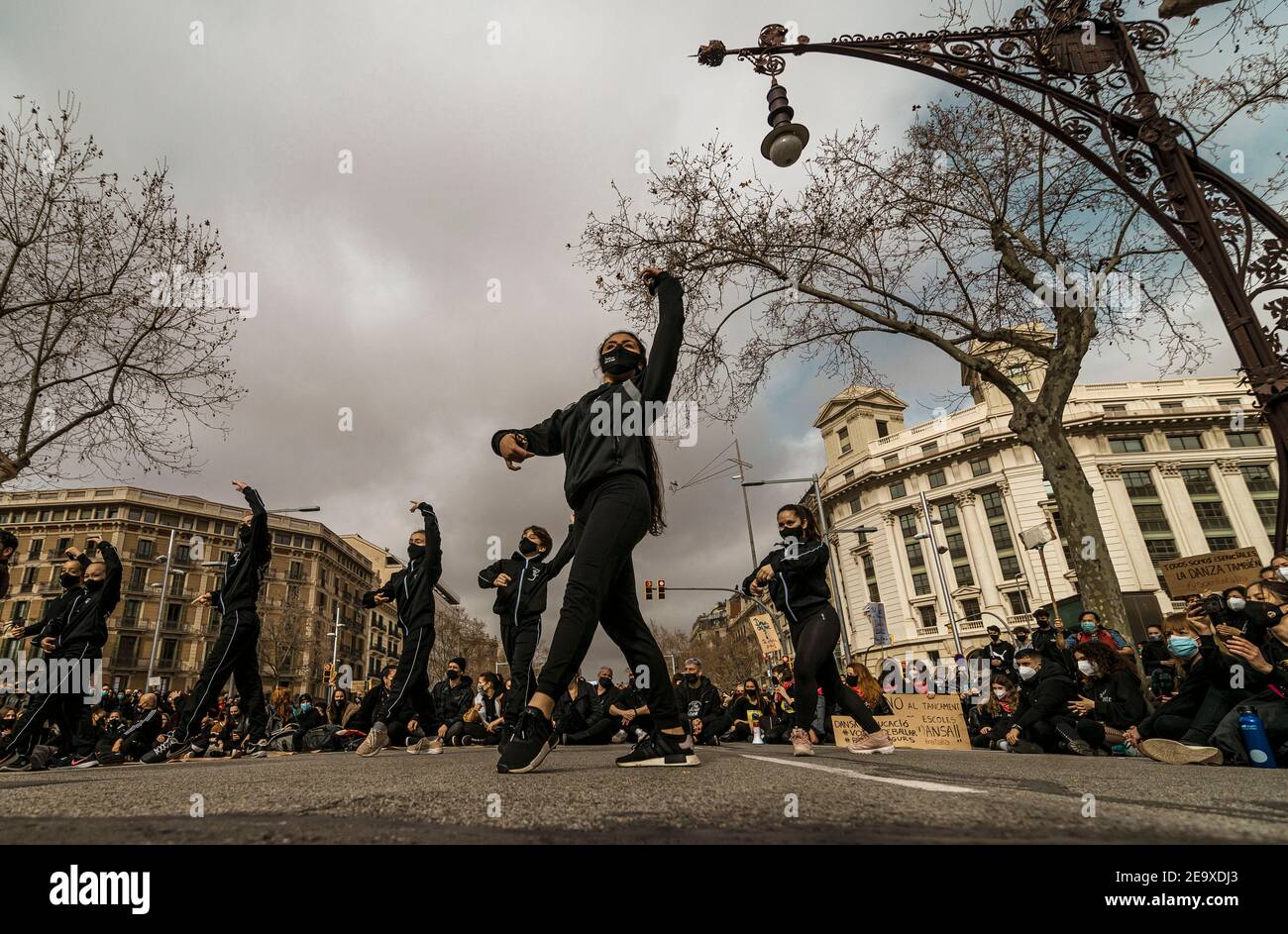 Barcelone, Espagne. 6 février 2021. Des manifestants dansent lors d'une manifestation contre des mesures anti-covid19 plus sévères comme des fermetures dans le secteur de l'accueil et de la culture et des limitations des contacts sociaux par le gouvernement catalan en raison de la propagation accélérée du coronavirus. Credit: Matthias Oesterle/Alamy Live News Banque D'Images