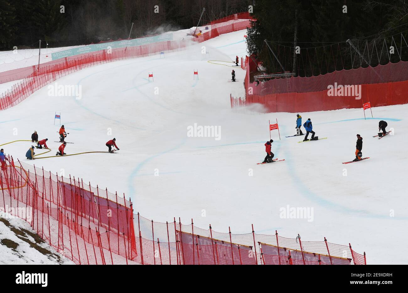 Garmisch Partenkirchen, Allemagne. 06e février 2021. Ski alpin, coupe du monde, Super G, hommes : les aides travaillent sur la piste de Kandahar avant le départ. Credit: Angelika Warmuth/dpa/Alamy Live News Banque D'Images