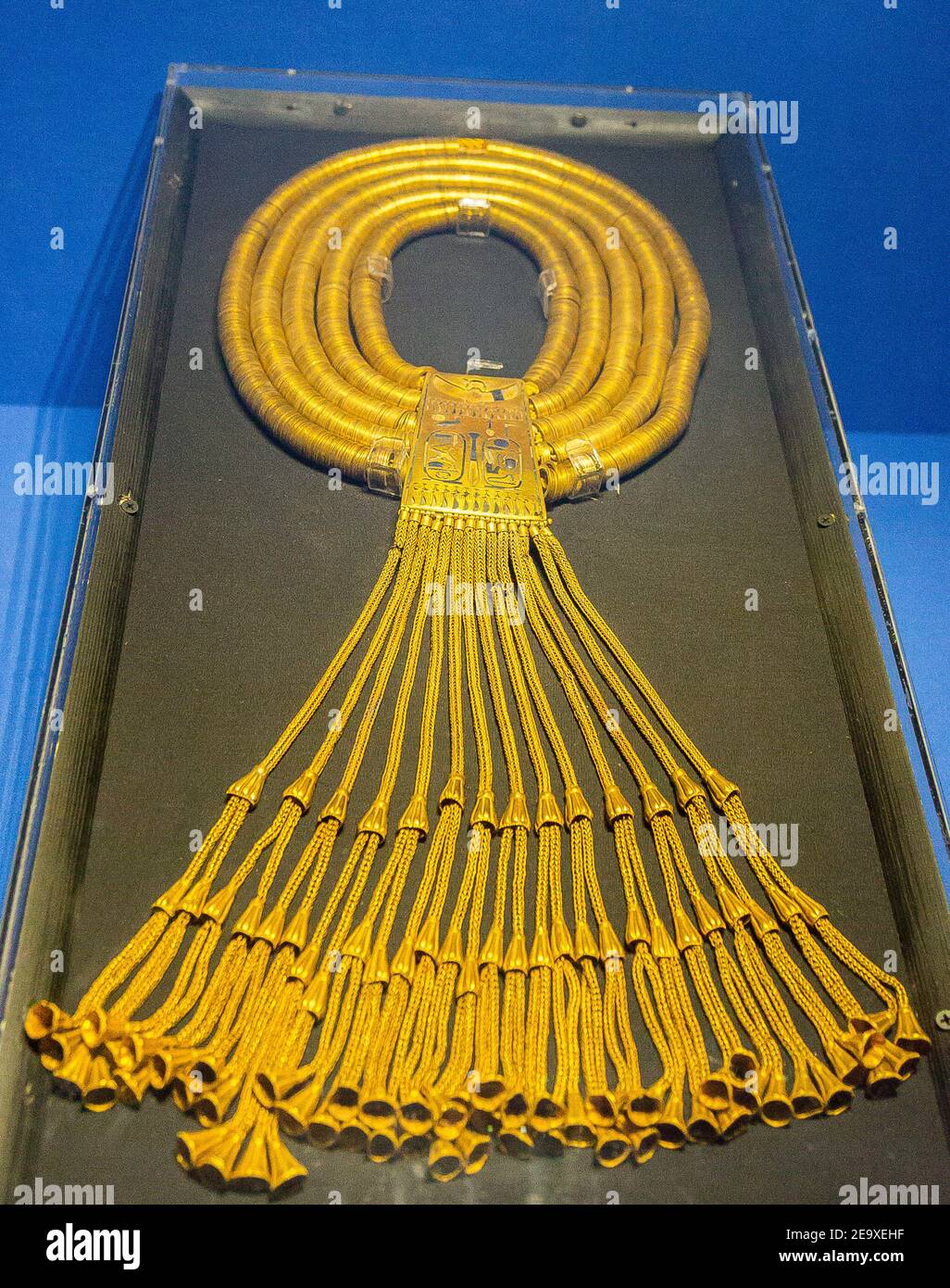 Égypte, le Caire, Musée égyptien, bijoux trouvés dans la nécropole royale  de Tanis, enterrement du roi Psusennes I : collier de Shebiu, avec des  cartouris Photo Stock - Alamy