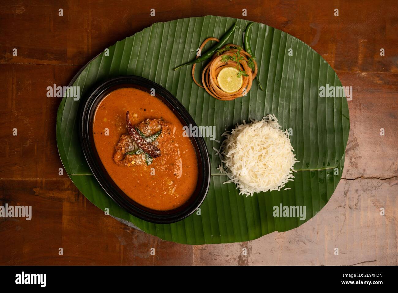 Curry de poisson indien avec riz servi sur une feuille de banane, vue de dessus Banque D'Images