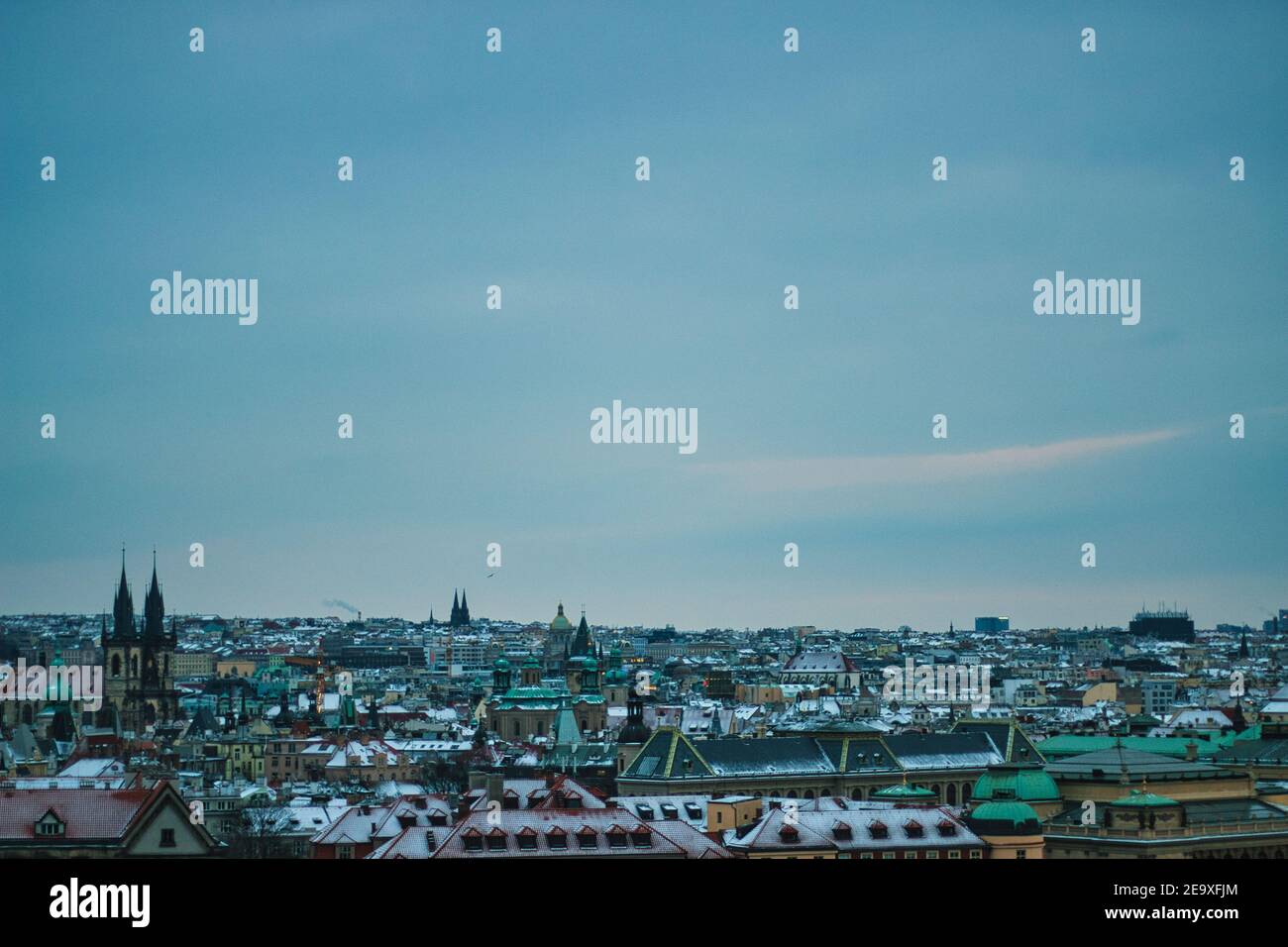 Prague paysage vue hiver neige toits froids Banque D'Images