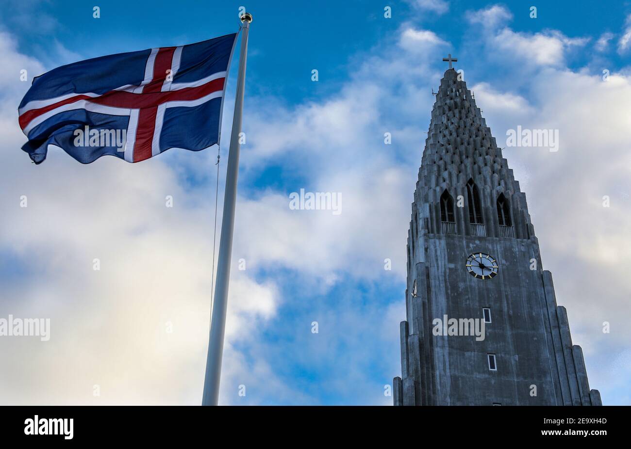 Drapeau national islandais volant à l'extérieur de Hallgrímskirkja (église de Hallgrímur) à Reykjavik, Islande Banque D'Images