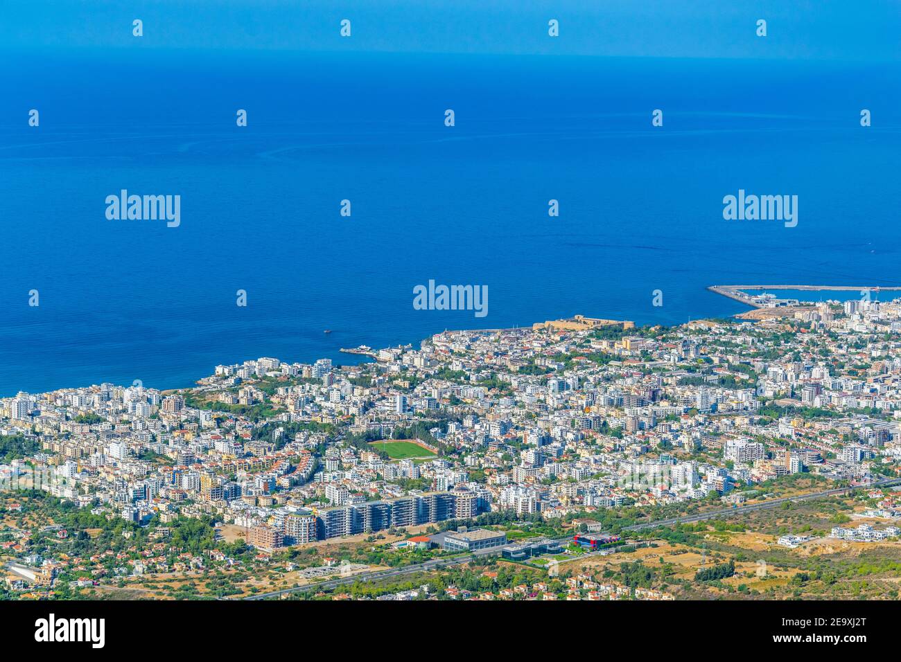 Kyrenia/Girne vue depuis le château de Saint-Hilarion à Chypre Banque D'Images