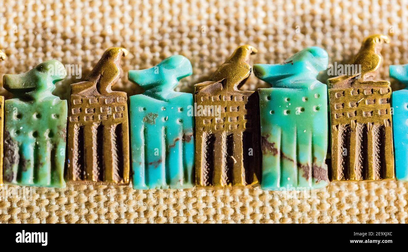 Le Caire, Musée égyptien, bracelets trouvés dans la tombe du roi Djer, Umm el Qaïab, Abydos : le dieu Horus debout sur un Serekh (façade d'un palais). Banque D'Images