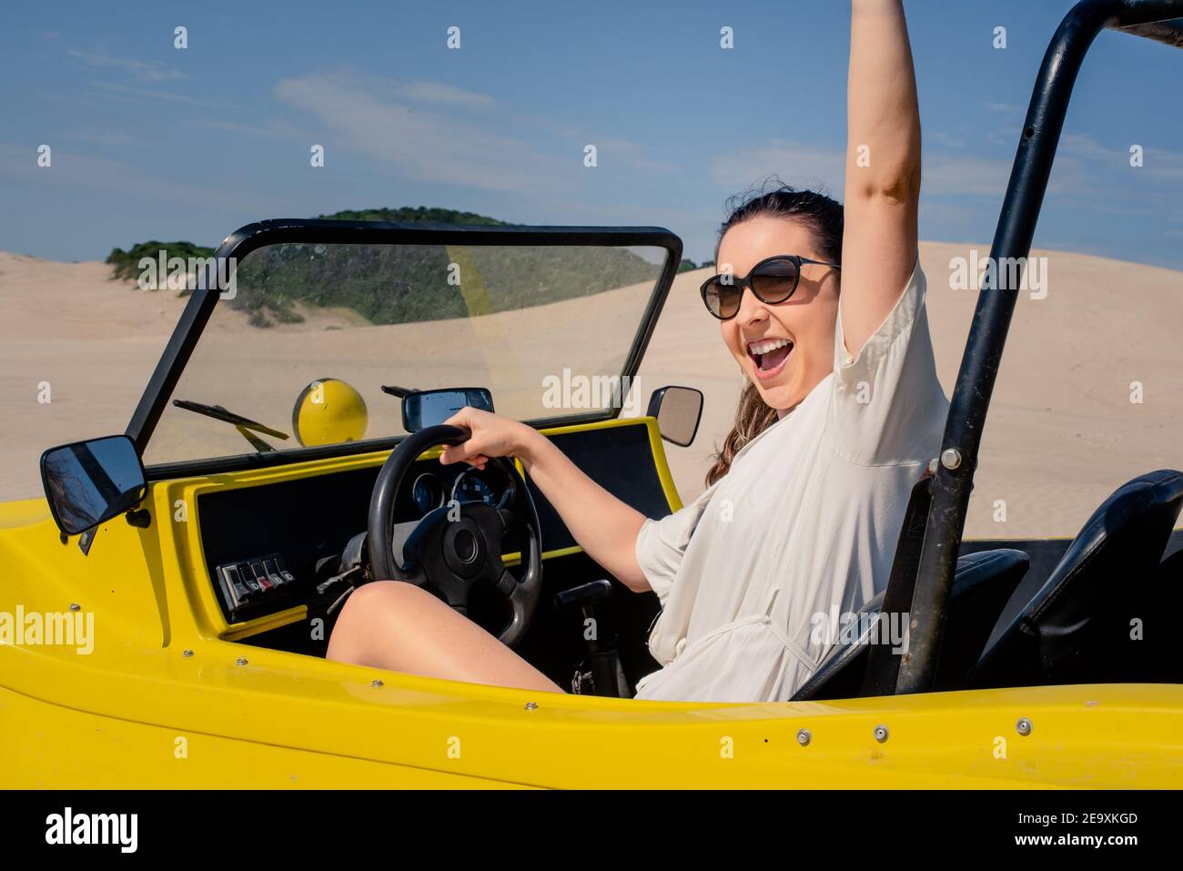 Bonne femme conduite sur des dunes de sable Banque D'Images
