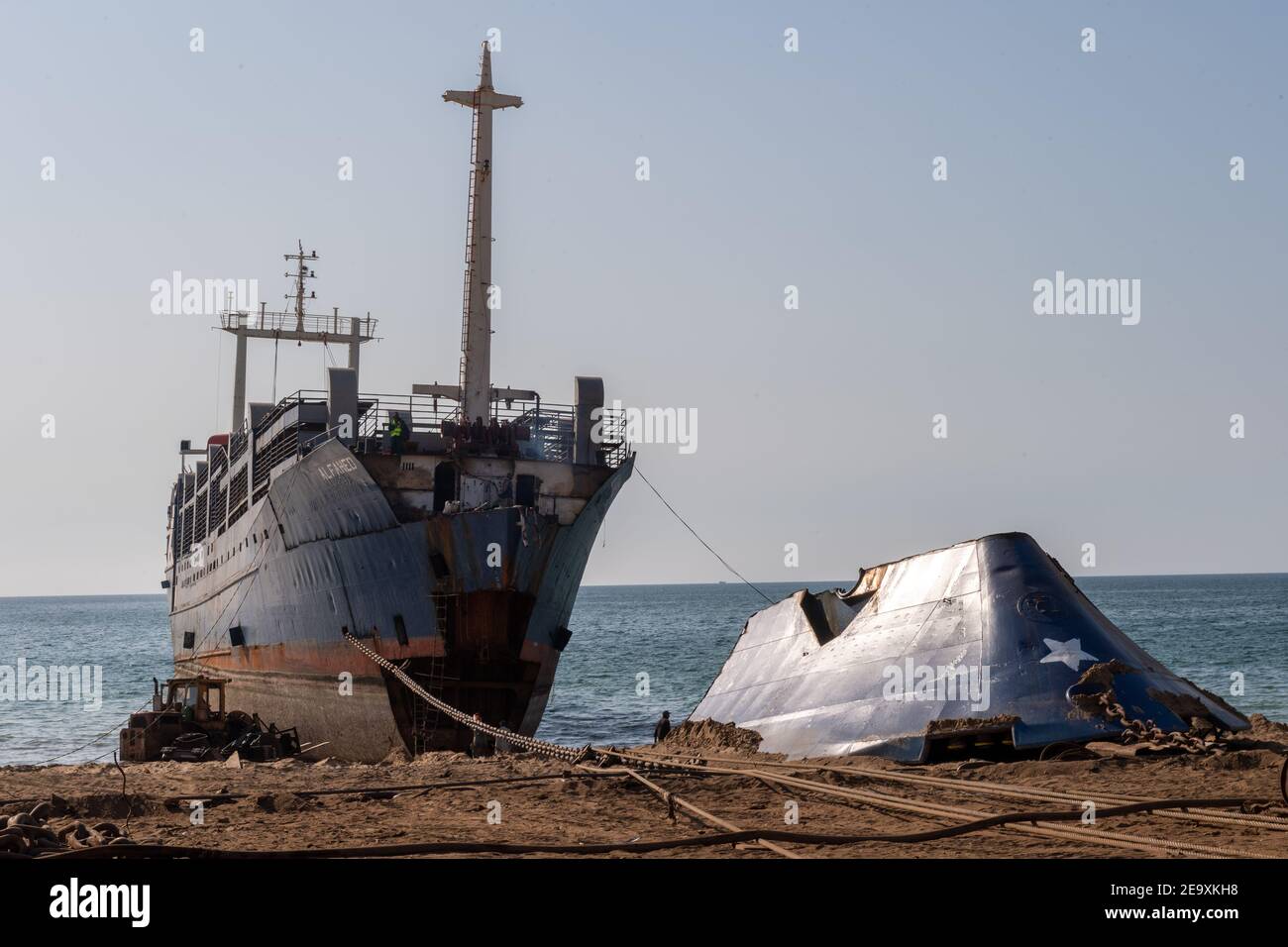 Navire en train d'être décomposé au chantier de démolition de bateaux de Gadani, situé sur un front de mer de 10 km de long, Baloutchistan, Pakistan. Banque D'Images