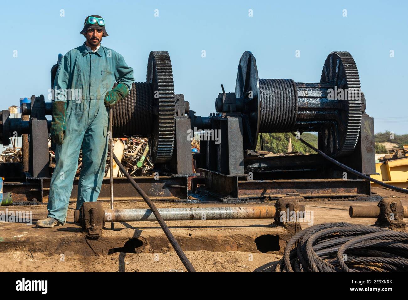 Travailleur déformant un navire au chantier de démolition de navire de Gadani, situé sur un front de mer de 10 km de long, Baloutchistan, Pakistan. Banque D'Images