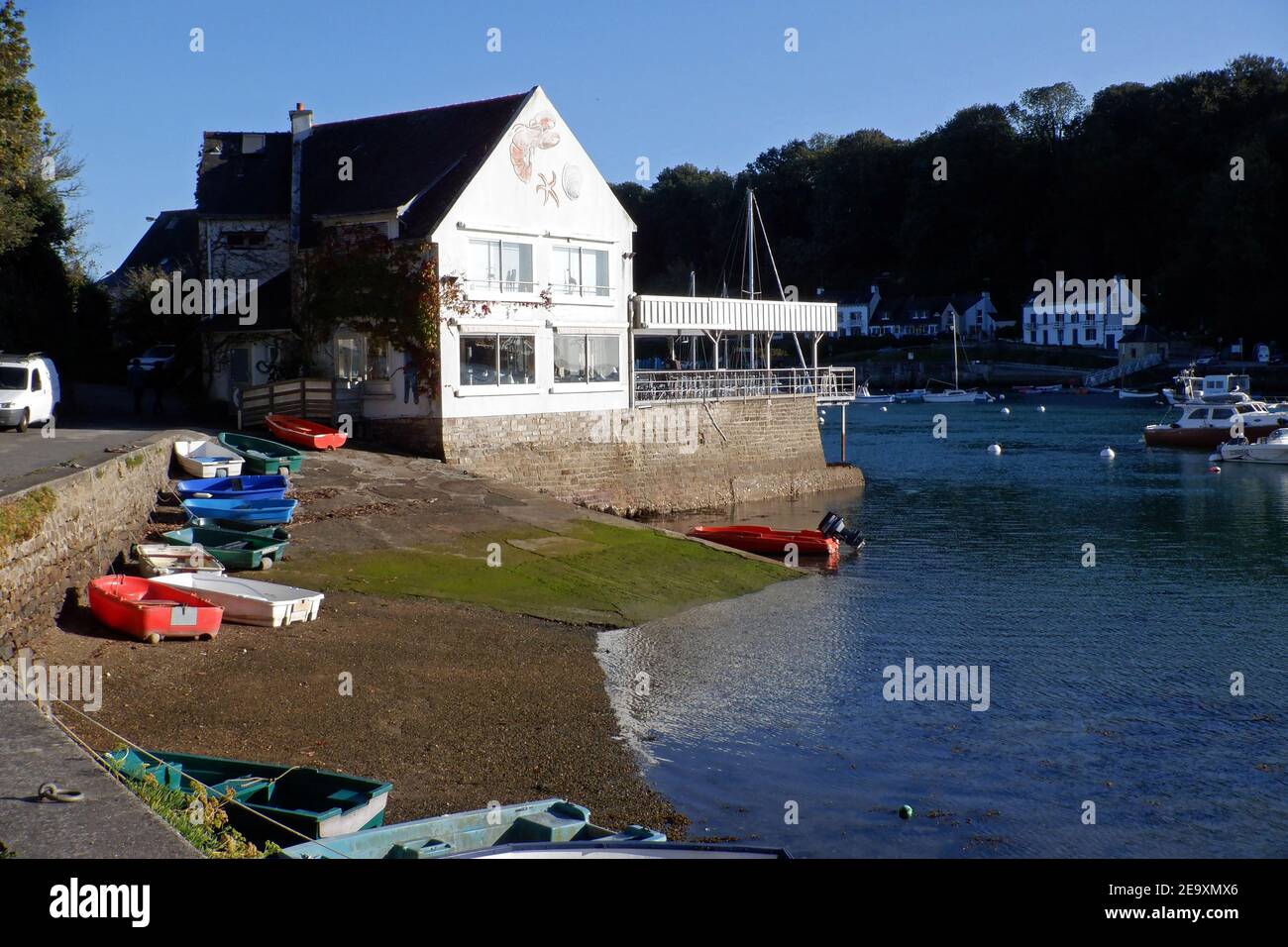 Port de Riec sur Belon sur le fleuve Belon, Restaurant chez Jacky, Finistère, Bretagne, Bretagne, France, Banque D'Images Port de Riec sur Belon sur le fleuve Belon, Restaurant chez Jacky, Finistère, Bretagne, Bretagne, France, Banque D'Images