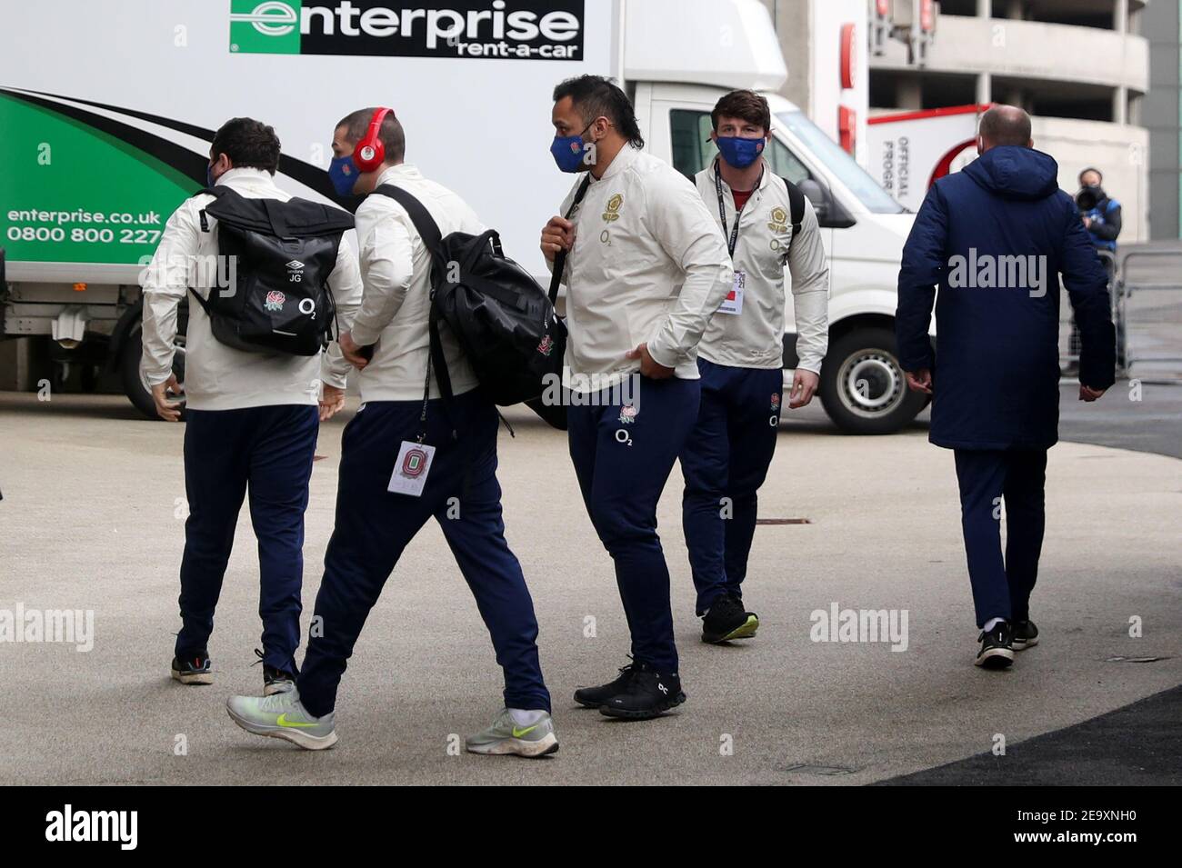 Billy Vunipola (au centre), en Angleterre, arrive avec des coéquipiers pour le match Guinness des six Nations au stade de Twickenham, à Londres. Date de la photo: Samedi 6 février 2021. Banque D'Images