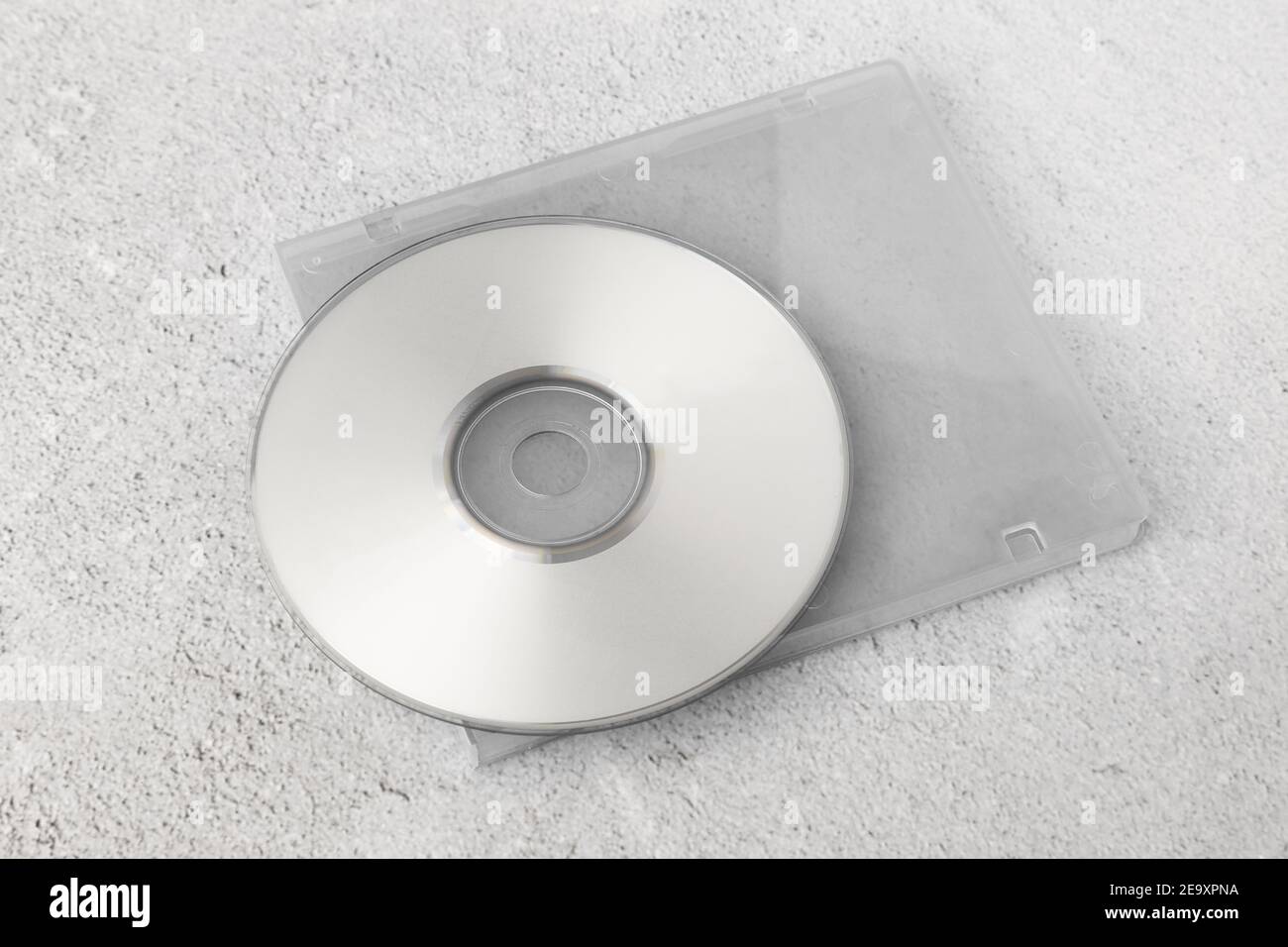 Modèle de cd blanc réaliste avec couvercle de boîte sur fond de ciment ...