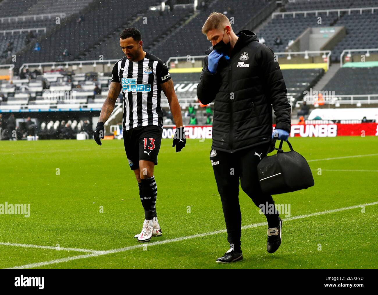 Callum Wilson, de Newcastle United, se promène au large du terrain blessé lors du match de la Premier League à St James' Park, Newcastle upon Tyne. Date de la photo: Samedi 6 février 2021. Banque D'Images