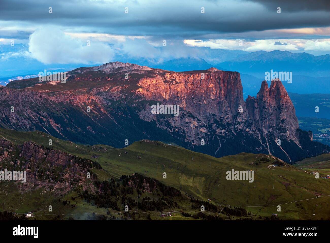 Soleil sur le groupe de montagne Sciliar. Plateau Alpe di Siusi. Alpes italiennes. Europe. Banque D'Images