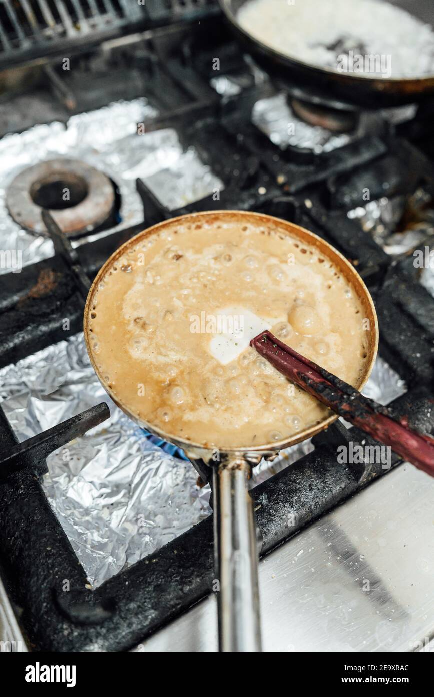 Des plats appétissants préparés sur la cuisinière cuisine du restaurant Banque D'Images