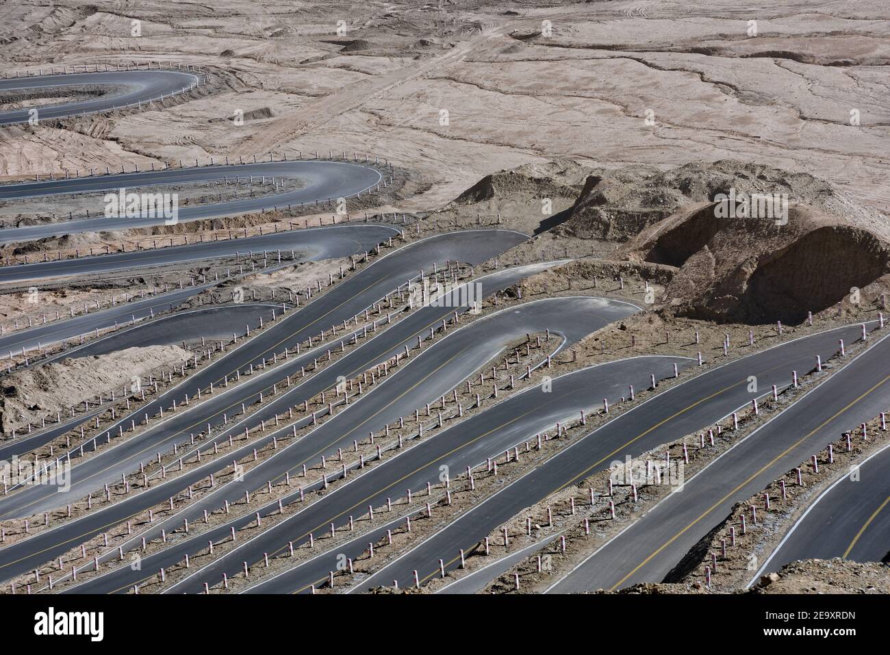 Vue sur l'attraction appelée « Pan long Ancient Road » à Tashkurgan, Xinjiang, Chine. Il est célèbre pour ses nombreuses courbes . Il est célèbre pour ses nombreux curv Banque D'Images