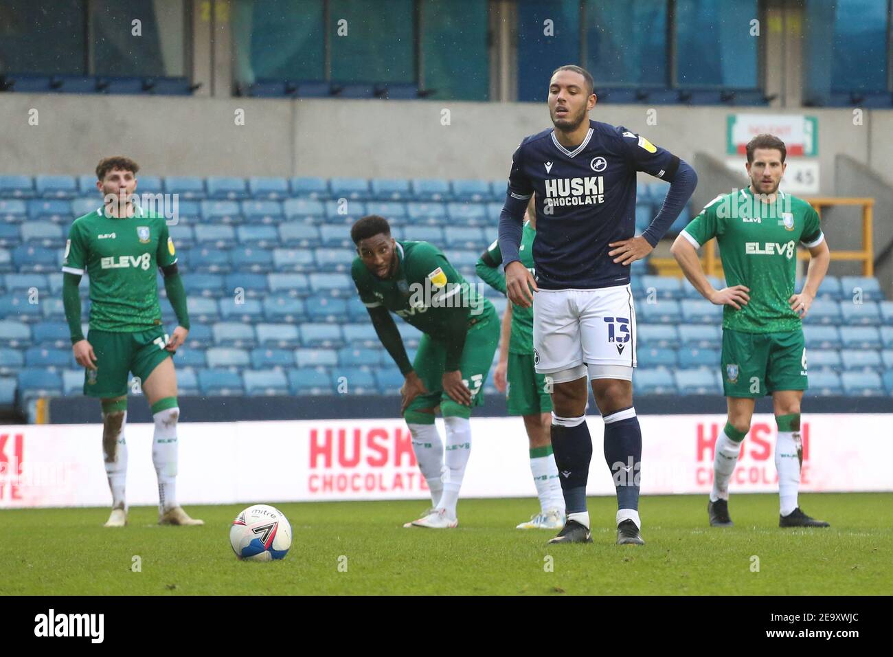 LONDRES, ANGLETERRE. 6 FÉVRIER : Kenneth Zohore de Millwall regarde pendant le match de championnat Sky Bet entre Millwall et Sheffield mercredi à la Den, Londres, le samedi 6 février 2021. (Crédit : Federico Maranesi | MI News) Banque D'Images