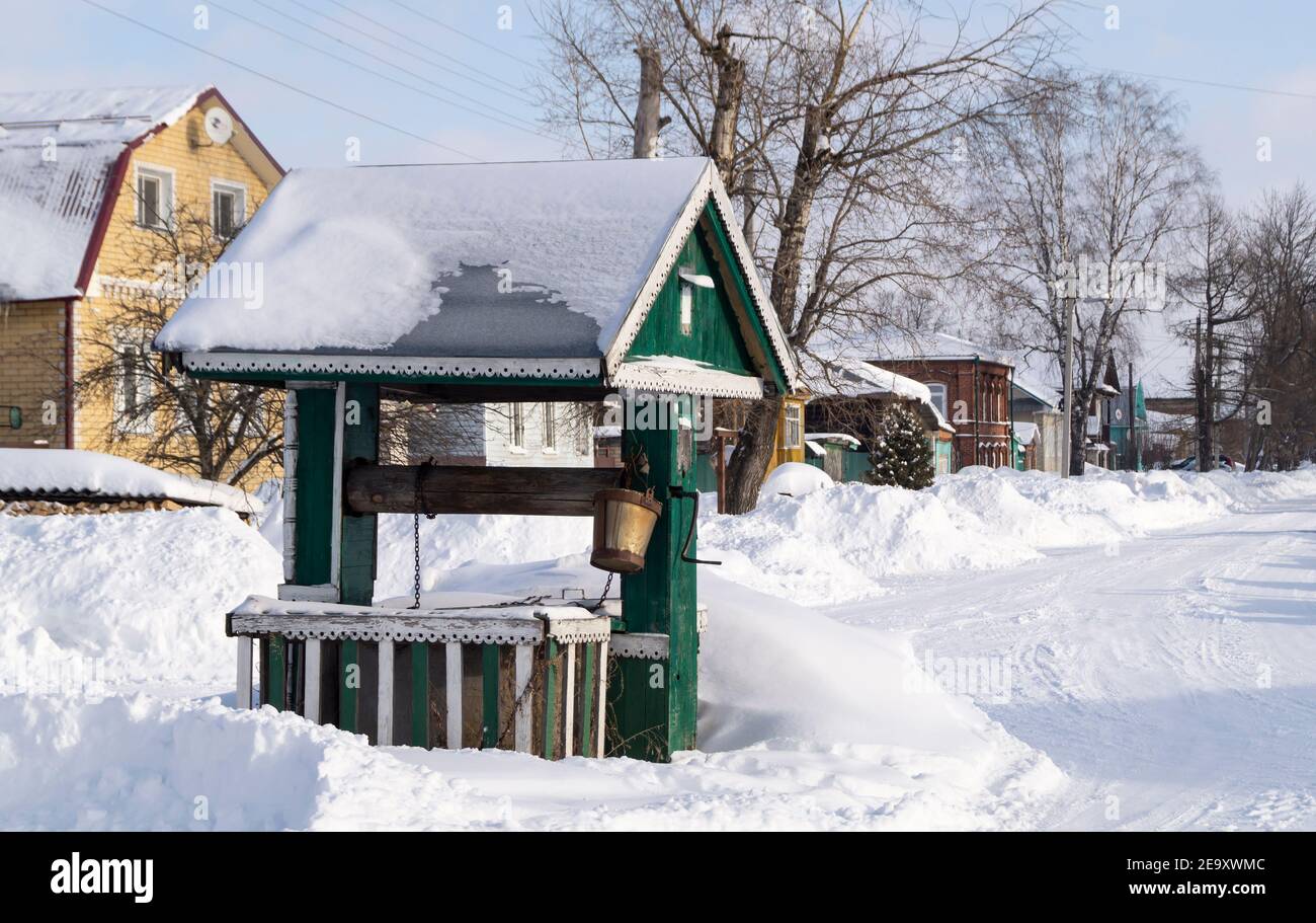 La fosse en bois avec seau dans le village à la durée de l'hiver. Beau paysage en terrain rural Banque D'Images