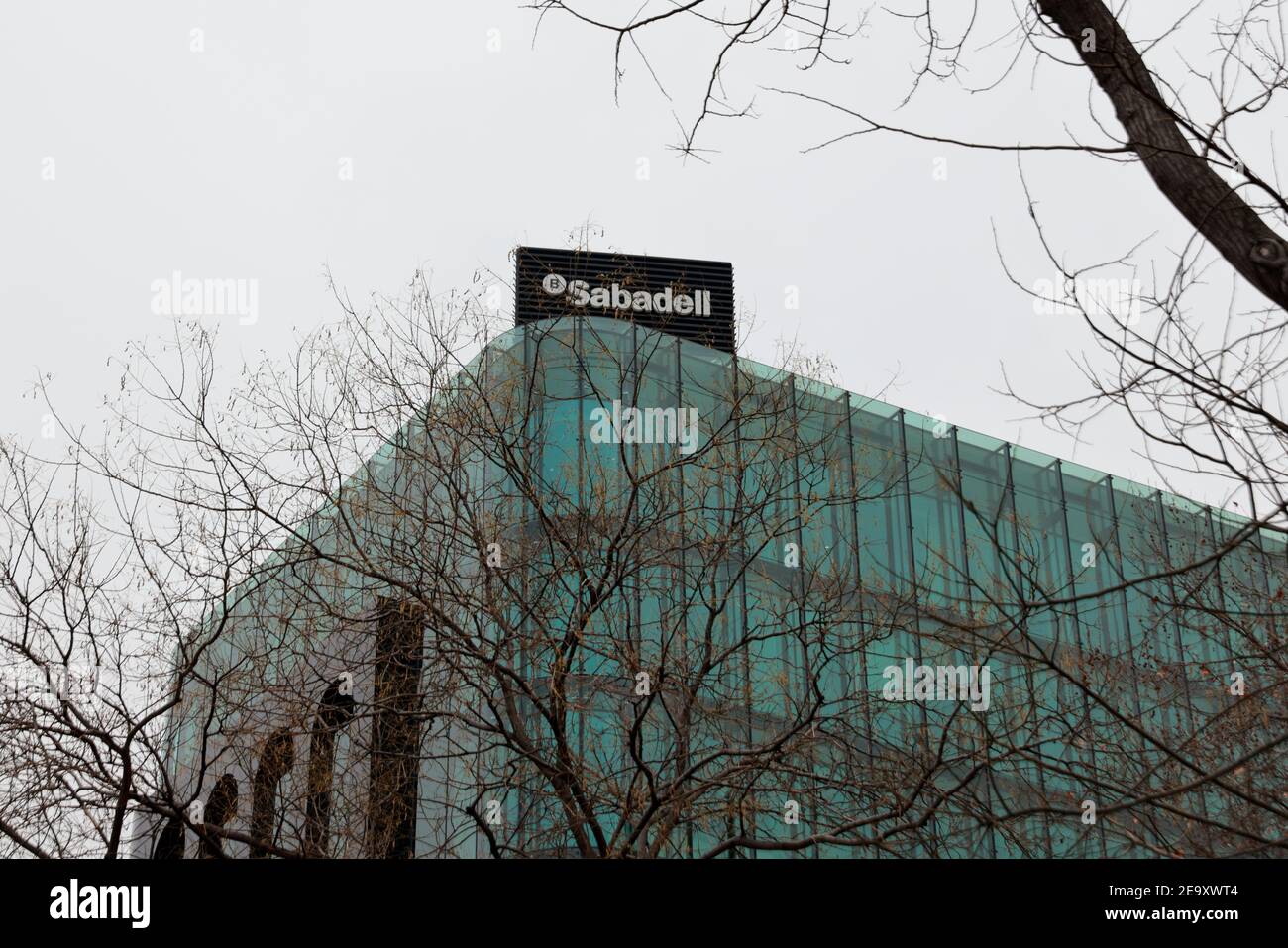 Siège social de la banque espagnole Sabadell sur le Paseo de la Castellana à Madrid, Espagne. Banque D'Images
