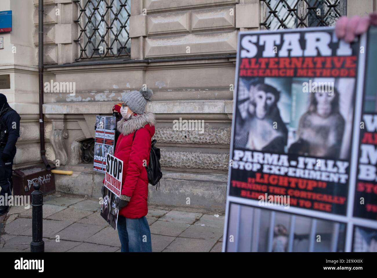 Varsovie, Varsovie, Pologne. 6 février 2021. Des manifestants tiennent des pancartes lors d'une manifestation contre la vivisection d'animaux le 6 février 2021 à Varsovie, en Pologne. Des membres de la rébellion animale NPO Polska se sont réunis devant l'ambassade italienne à Varsovie pour manifester leur solidarité envers les activistes des droits des animaux en Italie qui protestent contre la vivisection d'animaux à des fins scientifiques, Plus précisément l'utilisation de macaques dans le projet 'LightUp - Turning the Cortically blind Brain to See' mené par l'Université de Turin en collaboration avec l'Université de Parme. Dirigé par Research Fellow Banque D'Images