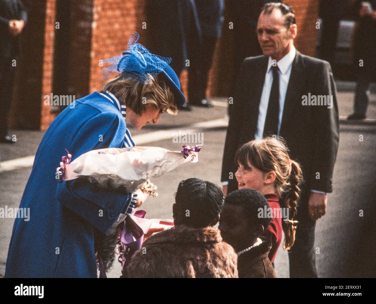 HRH Princesse Diana avec des enfants à Cardiff 27 mars 1984 : lors de l'ouverture des nouveaux studios de répétition de l'Opéra National de Gallois à Cardiff, pays de Galles. Banque D'Images