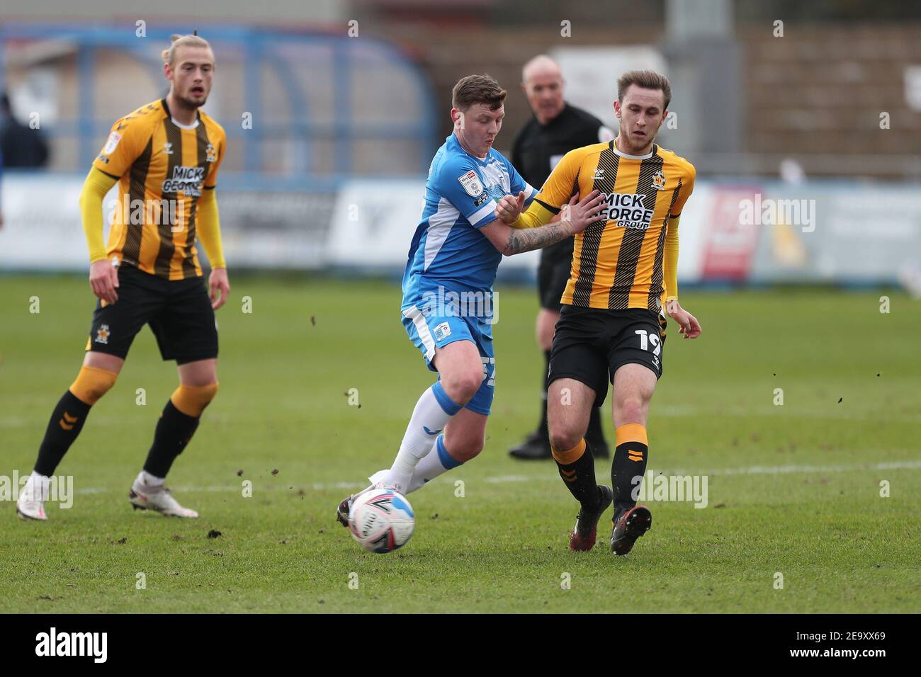 BARROW DANS FURNESS, ANGLETERRE. 6 FÉVR.: Dion Donohue de Barrow et Adam May de Cambridge Unis pendant le match Sky Bet League 2 entre Barrow et Cambridge Unis à la rue Holker, Barrow-in-Furness le samedi 6 février 2021. (Credit: Mark Fletcher | MI News) Credit: MI News & Sport /Alay Live News Banque D'Images