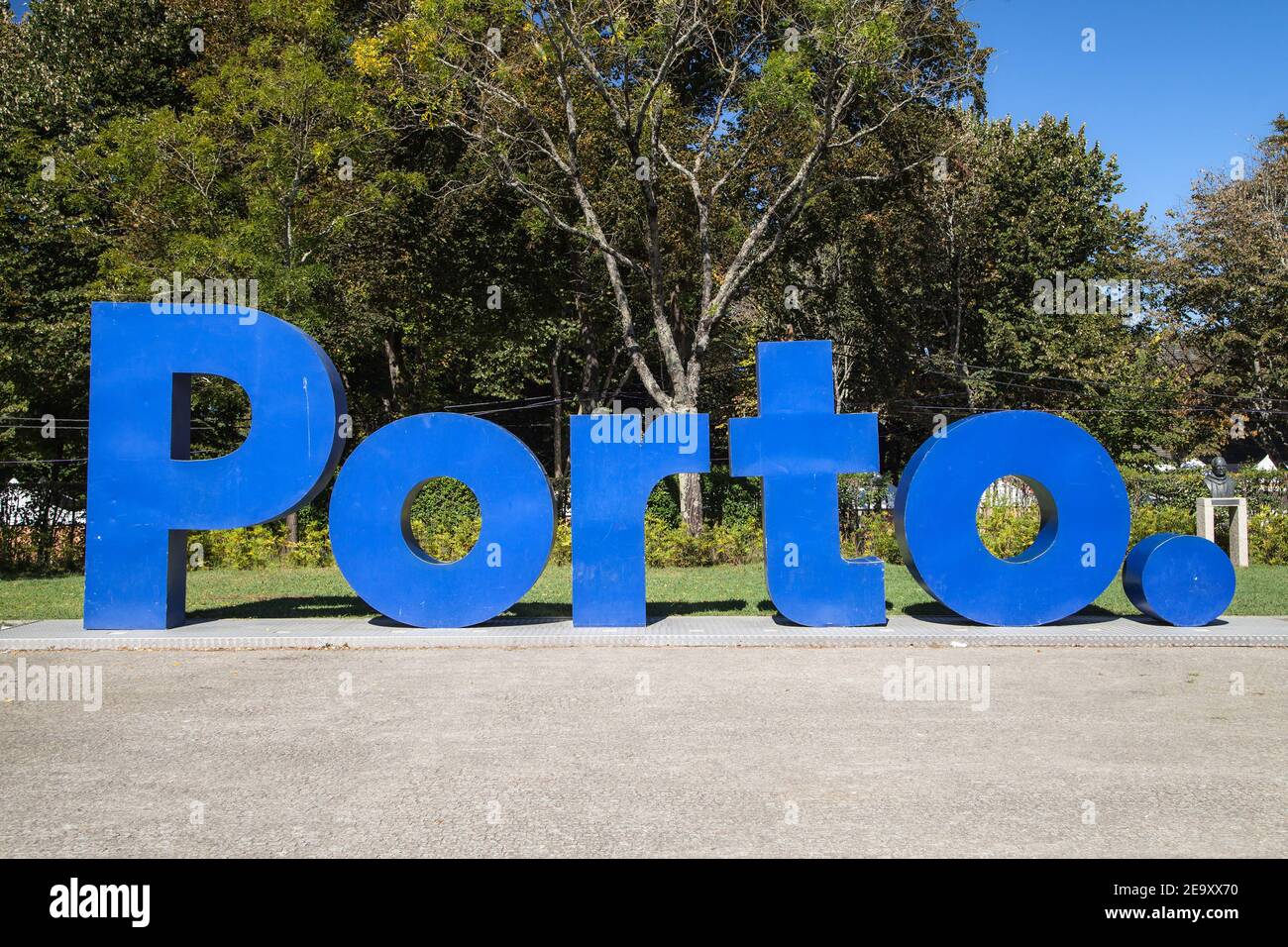 Porto, Portugal - 25 août 2020 : Blue Porto Sign In the Crystal Palace Gardens, Porto, Portugal. Banque D'Images