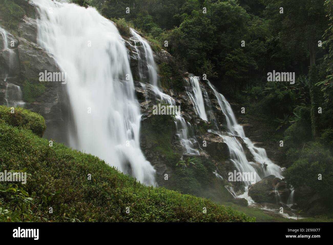 Cascade de Wachirathan dans le parc national d'Inthanon, Thaïlande. Banque D'Images