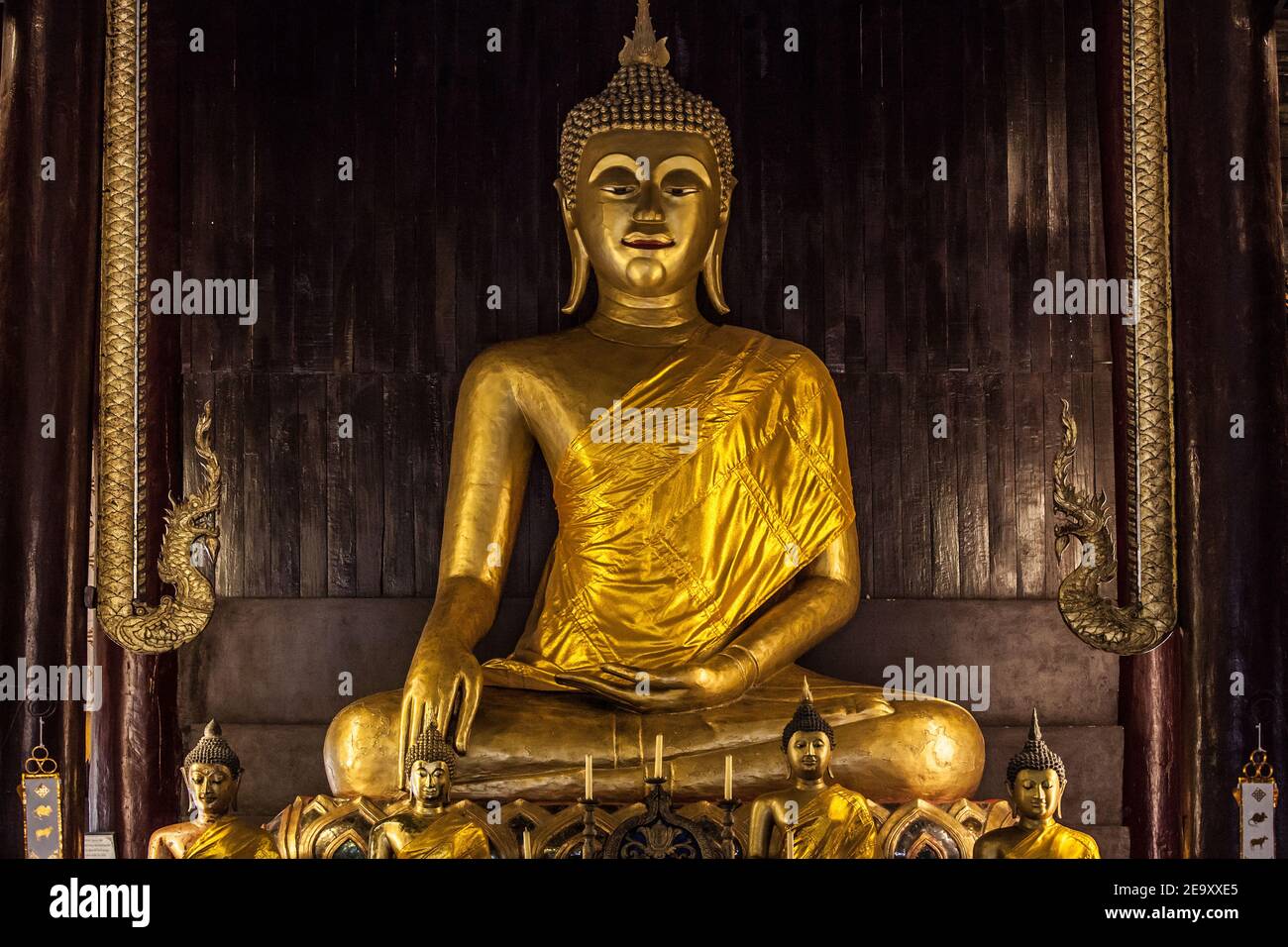 Bouddha assis à Wat Phan Tao, Chiang Mai, Thaïlande. Banque D'Images